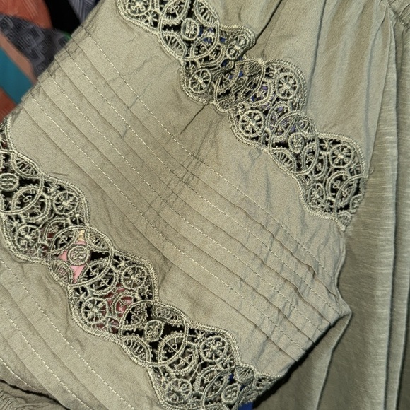 LOFT- Green Lace Puff Sleeve Tee size XS - Picture 5 of 6